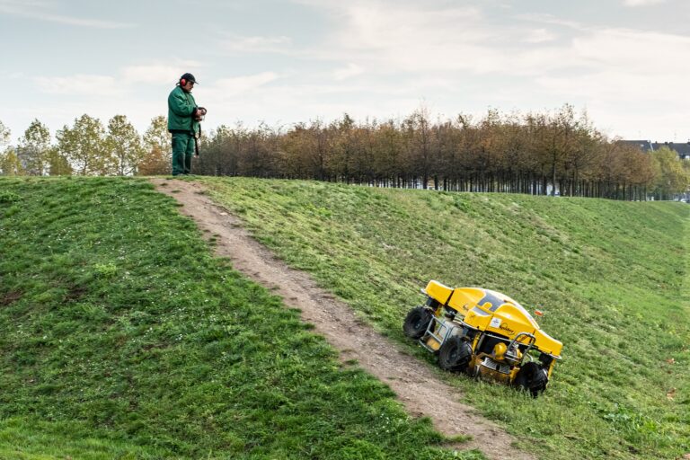 Best Robotic Lawn Mower for Large Lawns
